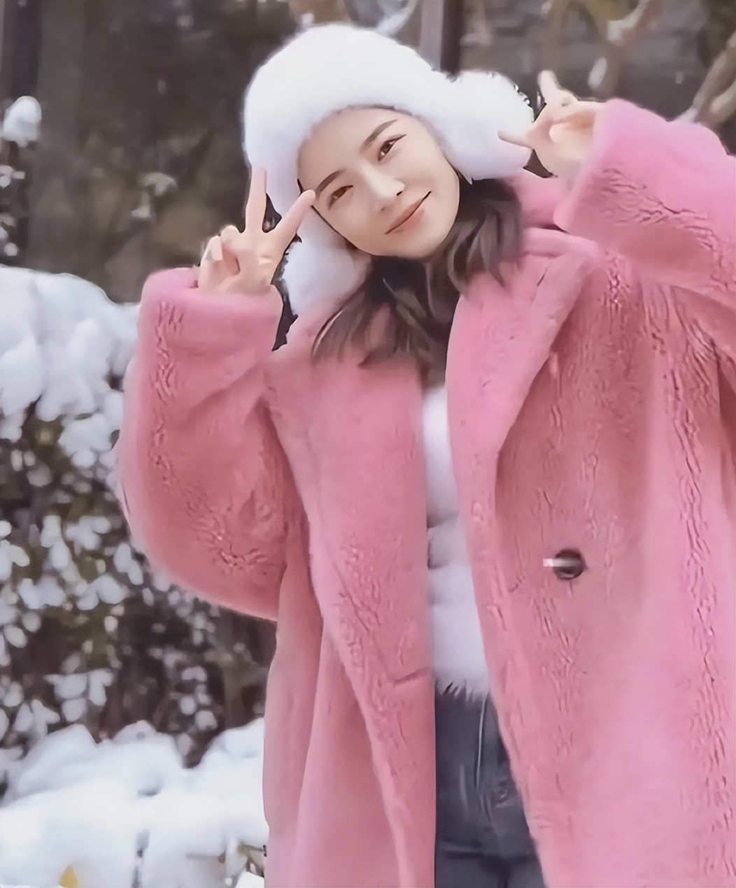 王灿新年增肥成功“孕相”十足！杜淳亲吻脸颊好幸福，丰满又少女