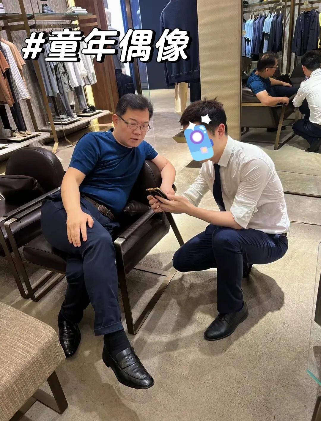 相声演员大兵近照曝光！56岁发福变秃顶，逛商务男装派头足