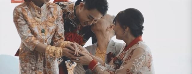 30岁TVB艺人娶富家女场面盛大,新娘满身金器,在豪华酒店摆23桌