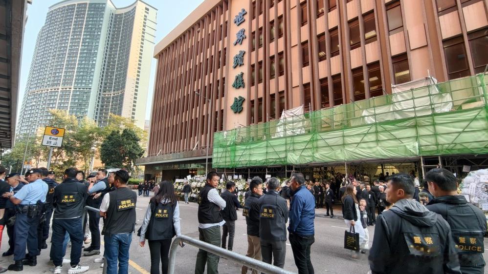 向府治丧！向太陈岚与儿子向佐悲痛致祭，大批反黑组警员现场戒备