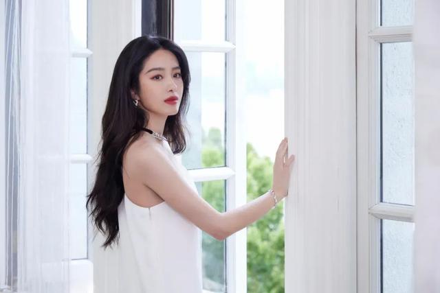 32 岁杨采钰怀孕照美到犯规!这哪像孕妇,分明是在拍高定大片