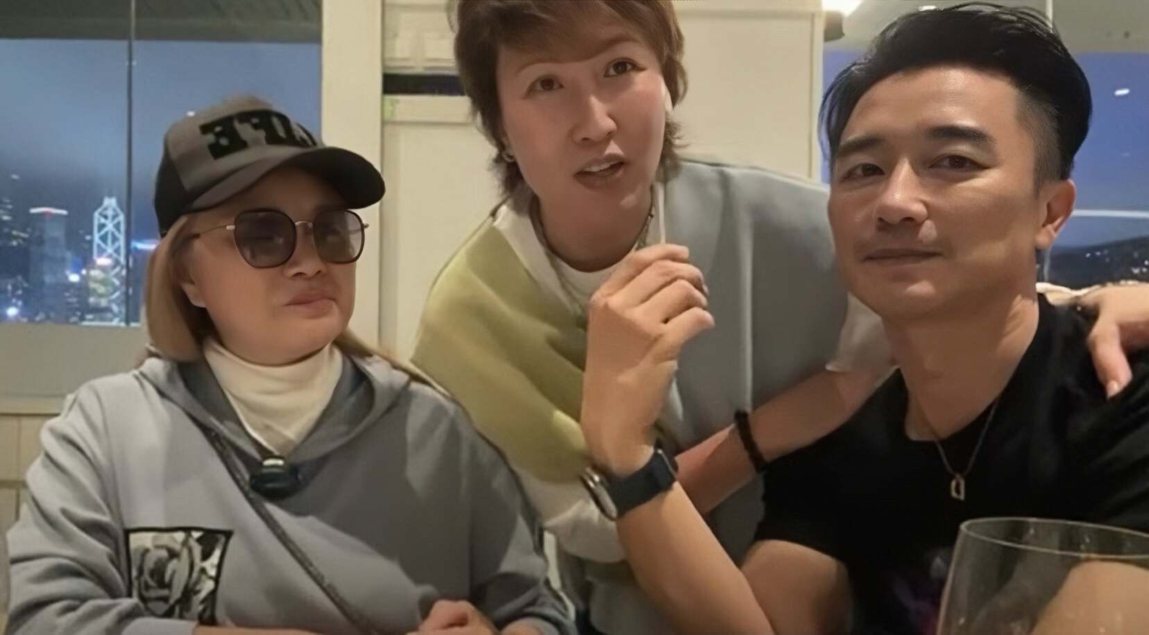 61岁陶大宇携新婚妻子看演唱会,主动搂太太肩膀秀恩爱很是幸福