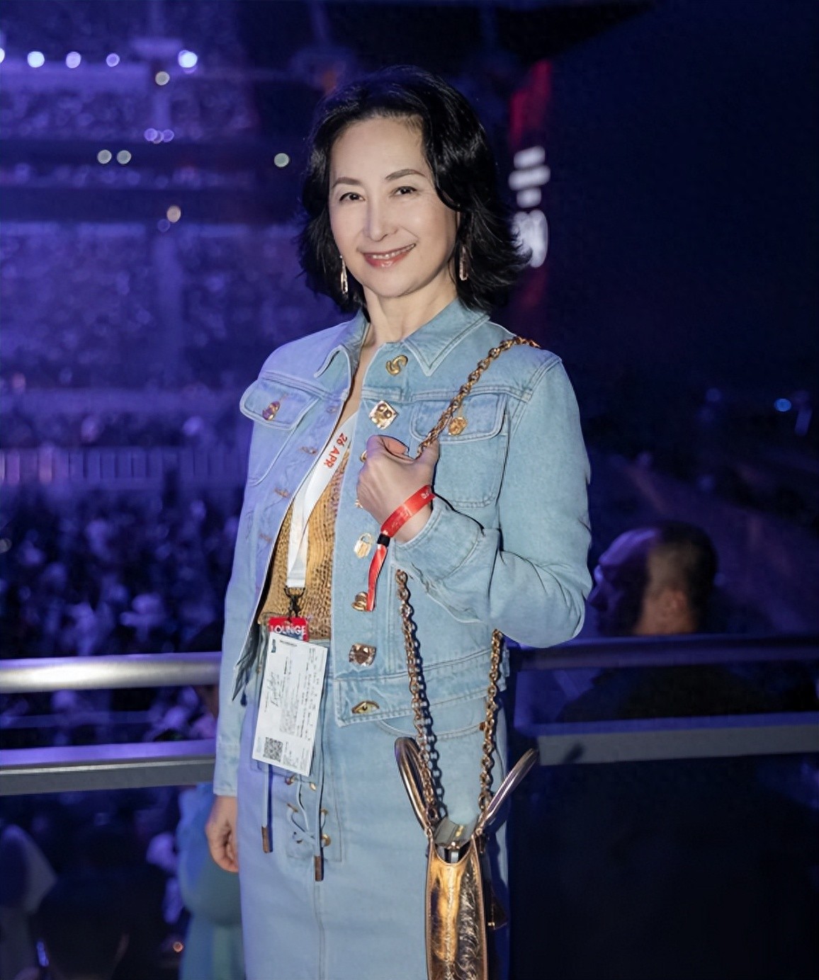 何超琼近况曝光,生图皮包骨大小眼明显,西装裤松垮还掉档超抢眼