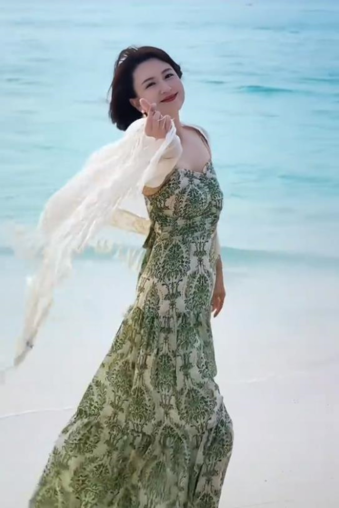 46岁张蕾晒海边度假照，穿吊带裙腋下管理的真好，获赞最美主持人