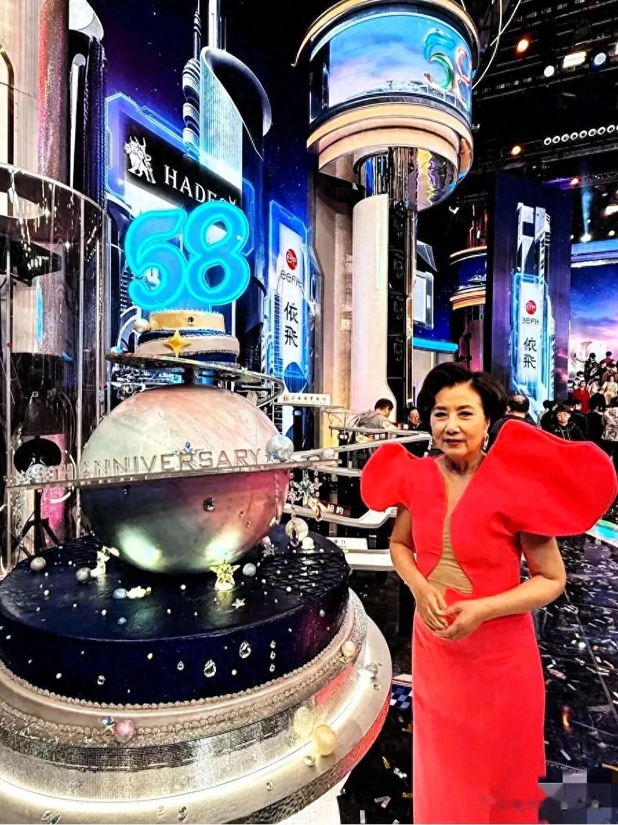 汪明荃主持TVB58台庆穿高跟鞋好矮身高缩水了走路像老太太小踱步