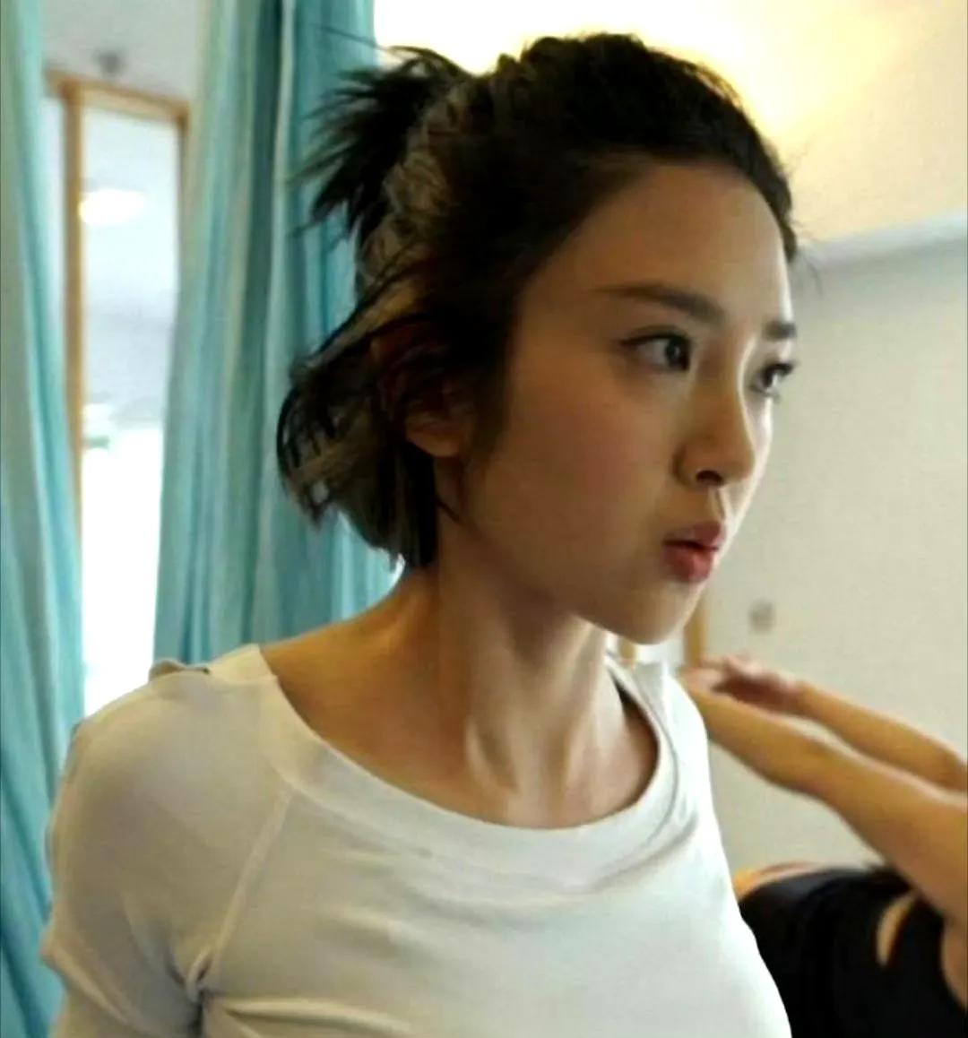 唐艺昕瑜伽练得真稳，身材管理超棒 ???