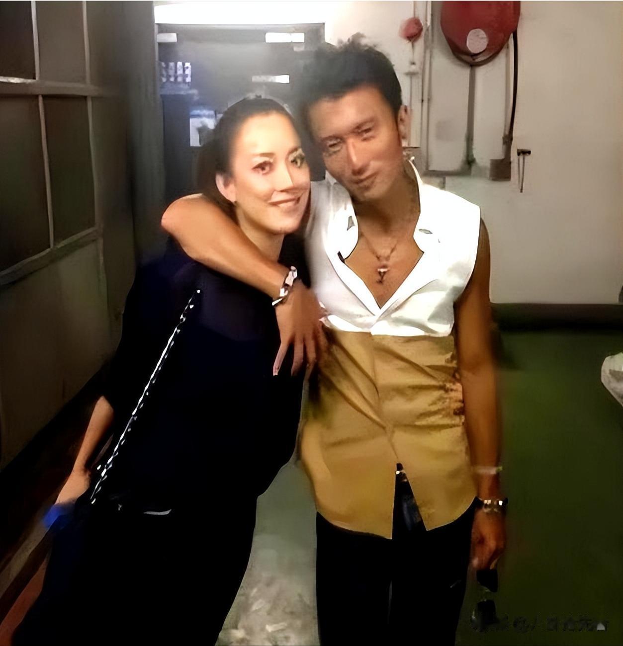 陪伴谢霆锋23年，39岁赴美生子的霍汶希，如今比张柏芝还幸福