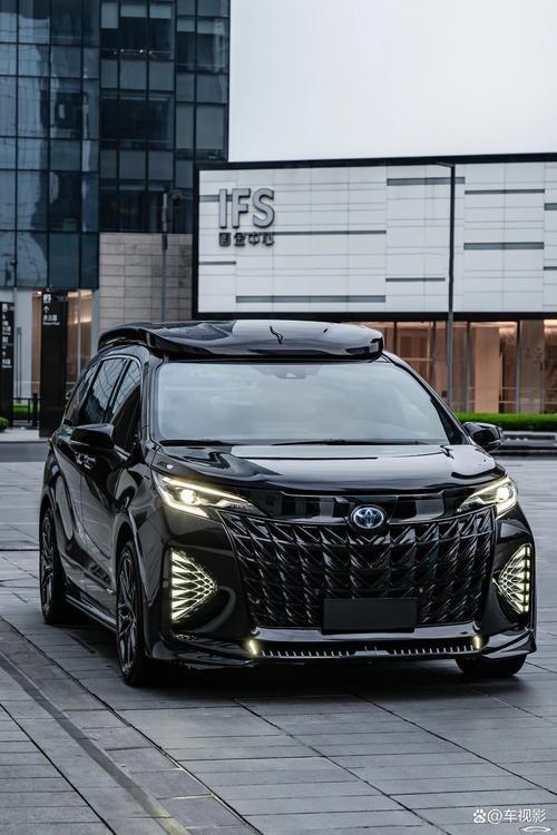 全新丰田赛纳曝光，外观更高级，内饰更豪华，搭载2.5L混动