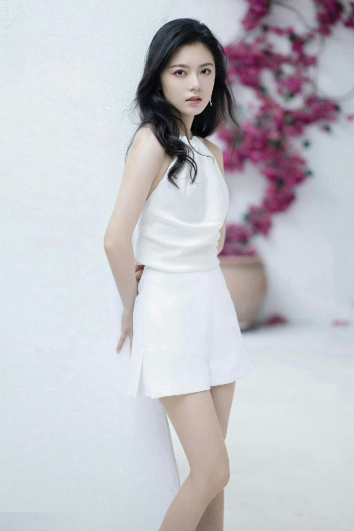 00后赵今麦一夜从甜妹进阶御姐，千金风穿搭惊艳出圈