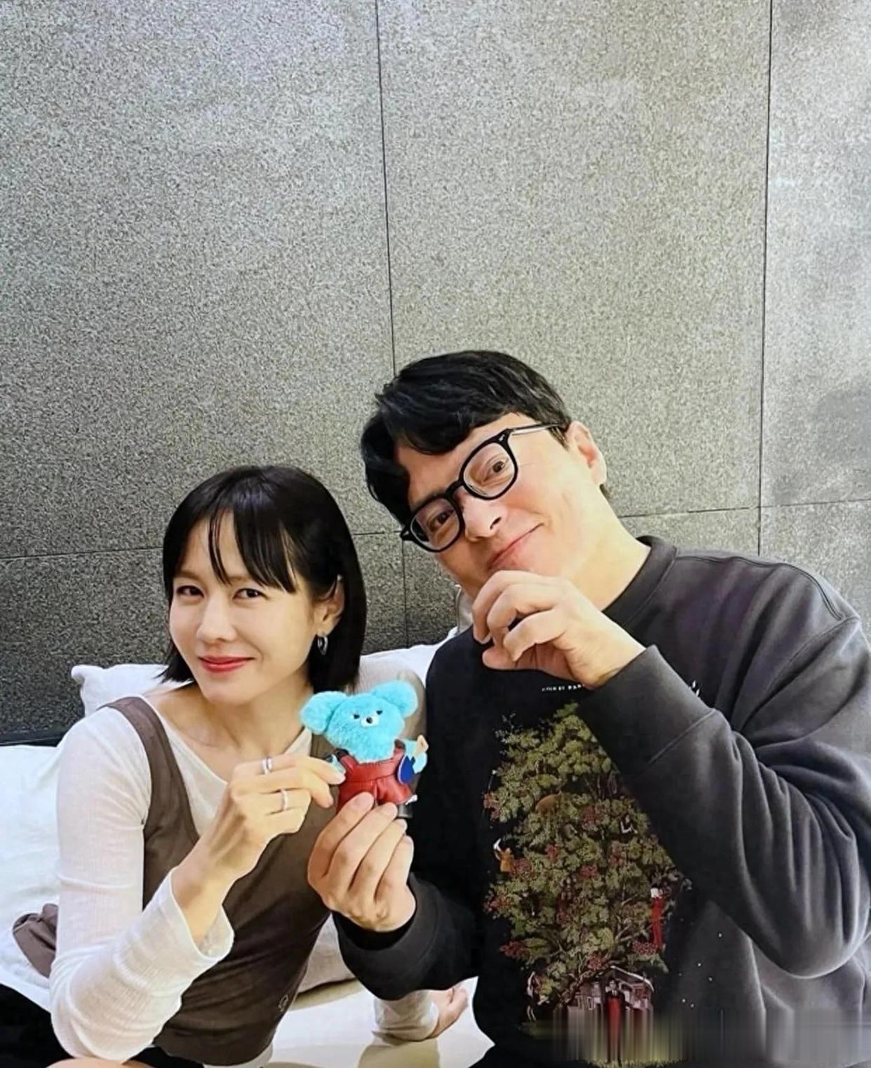 孙艺珍新电影的主创同事为她拍照片，女神也老了