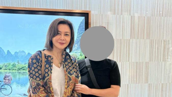 关之琳韩国购物被偶遇：与粉丝合照好温柔，皮肤白皙红润状态佳