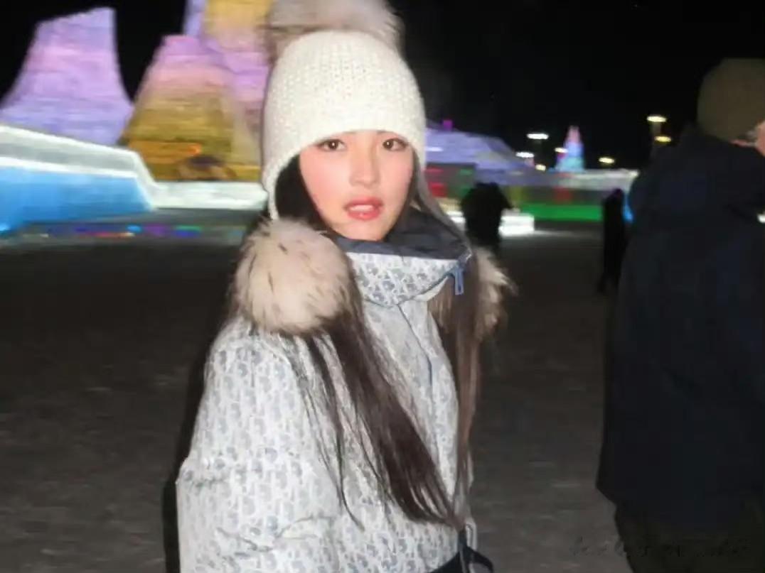 王诗龄打卡哈尔滨冰雪大世界，穿迪奥束腰棉服，捧着冰块好可爱