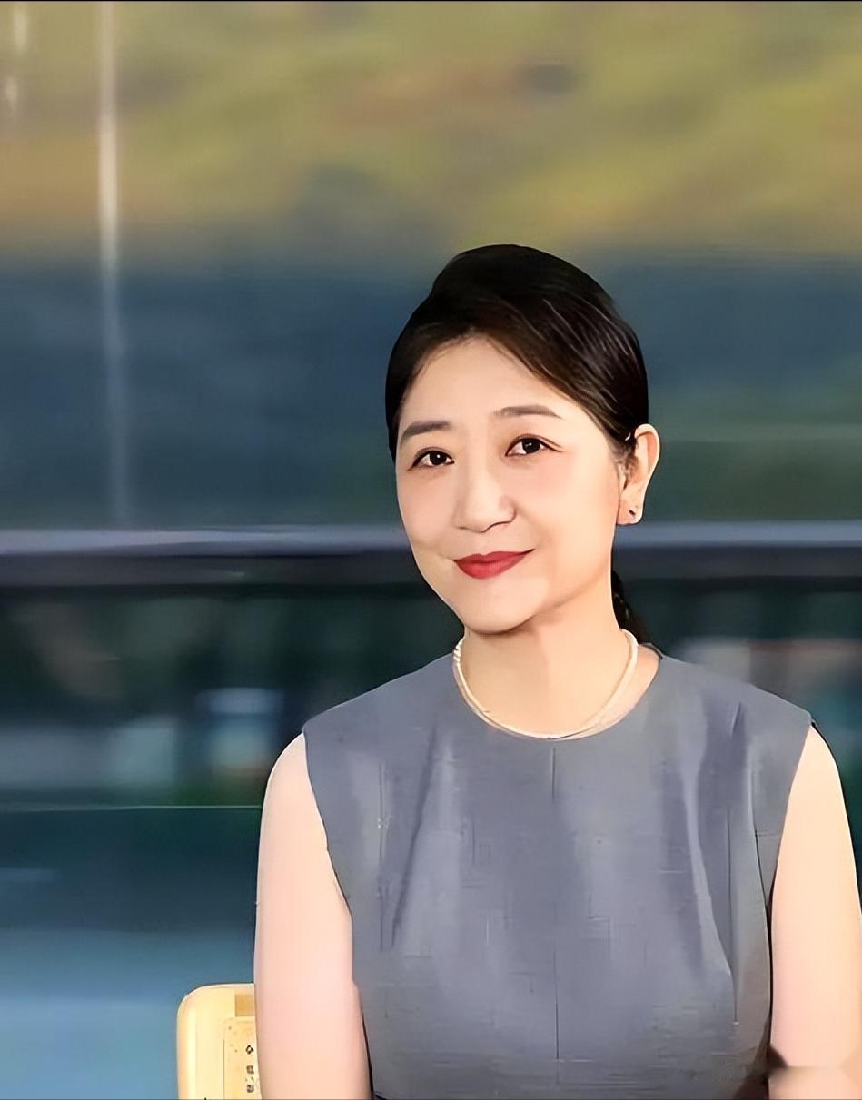 原来他们俩是夫妻，都是一级演员，她40岁高龄产女，相守20余年