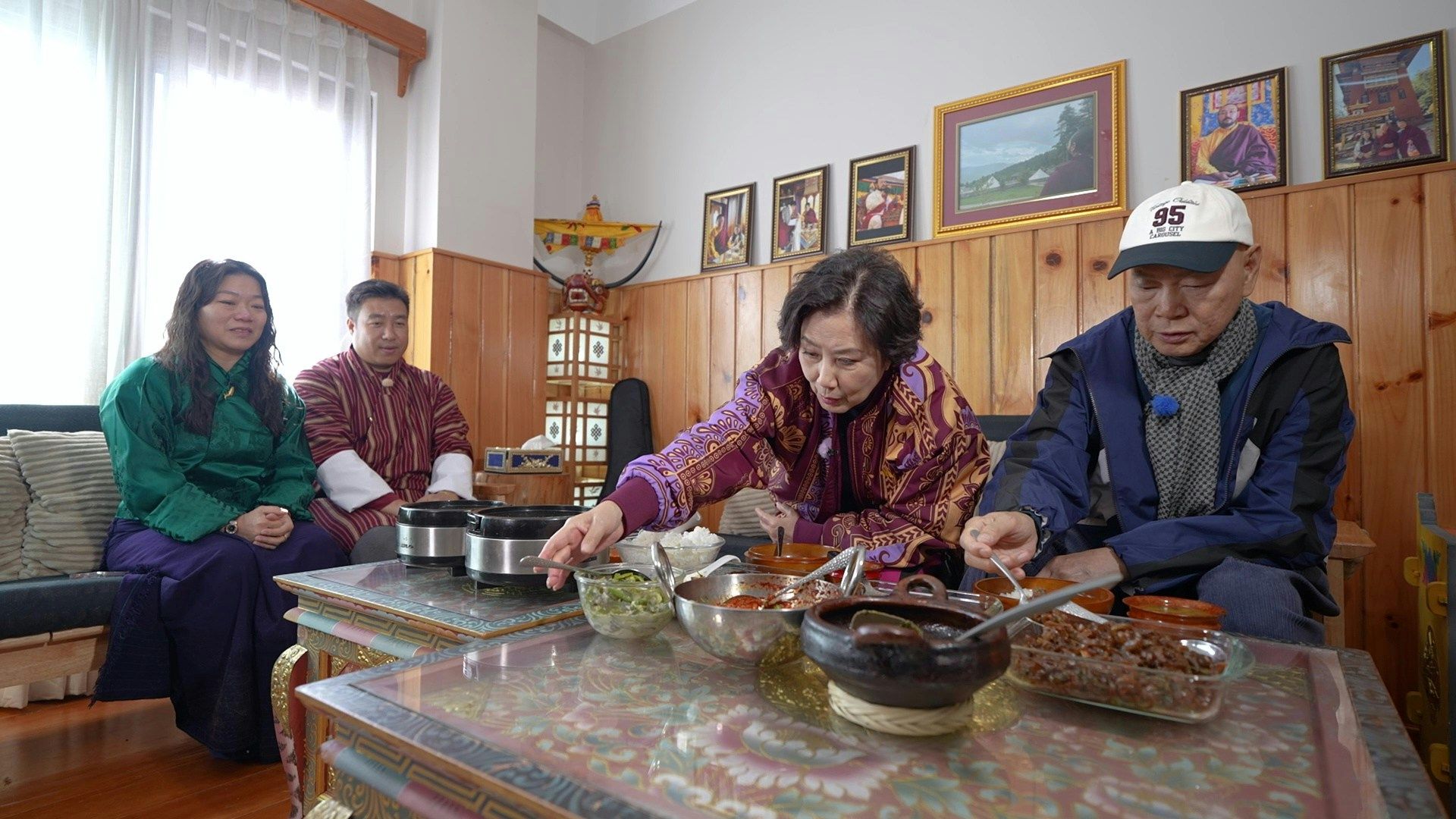 罗家英节目中意外打到汪明荃，阿姐笑怼：你这一巴掌够突然啊！