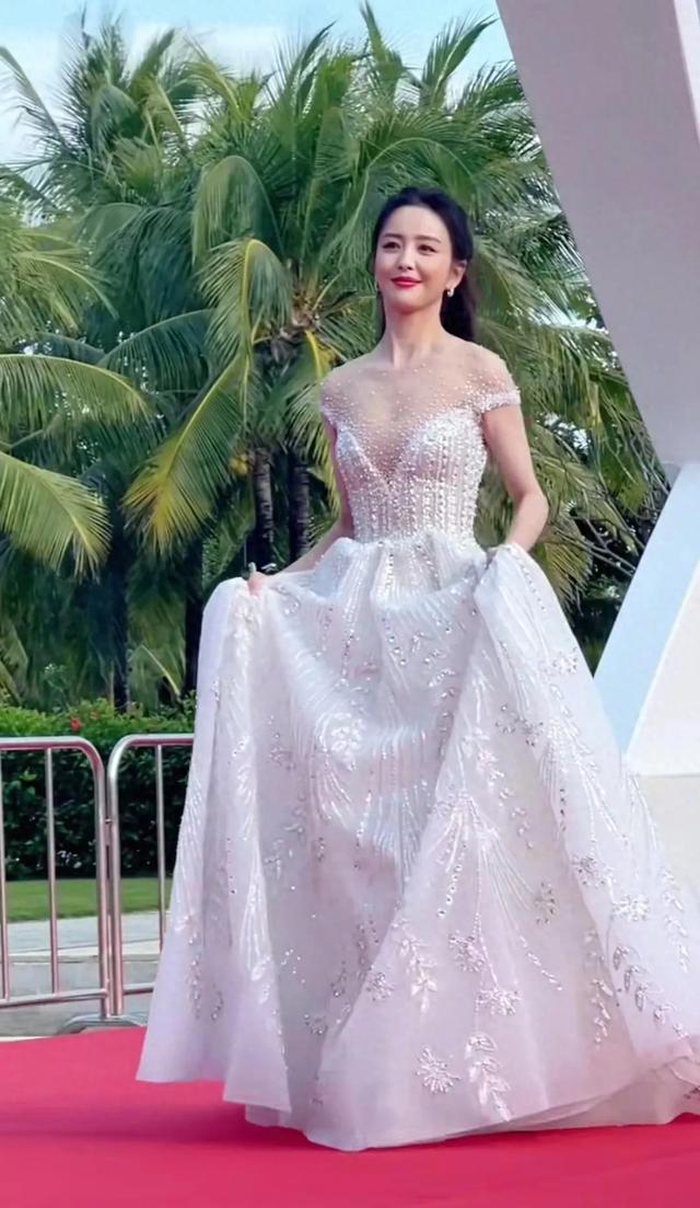 佟丽娅逆袭：从新疆姑娘到顶流女星！