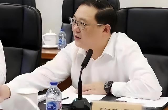 丈夫生意破产,儿子回国读书,51岁董卿再次亮相,婚姻成谜惹猜测