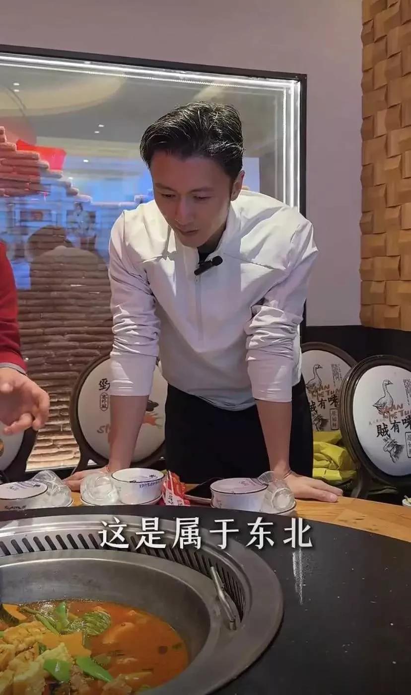 谢霆锋东北吃大鹅，满头白发脸不垮，说锅包肉像肉排、鹅脖子最嫩