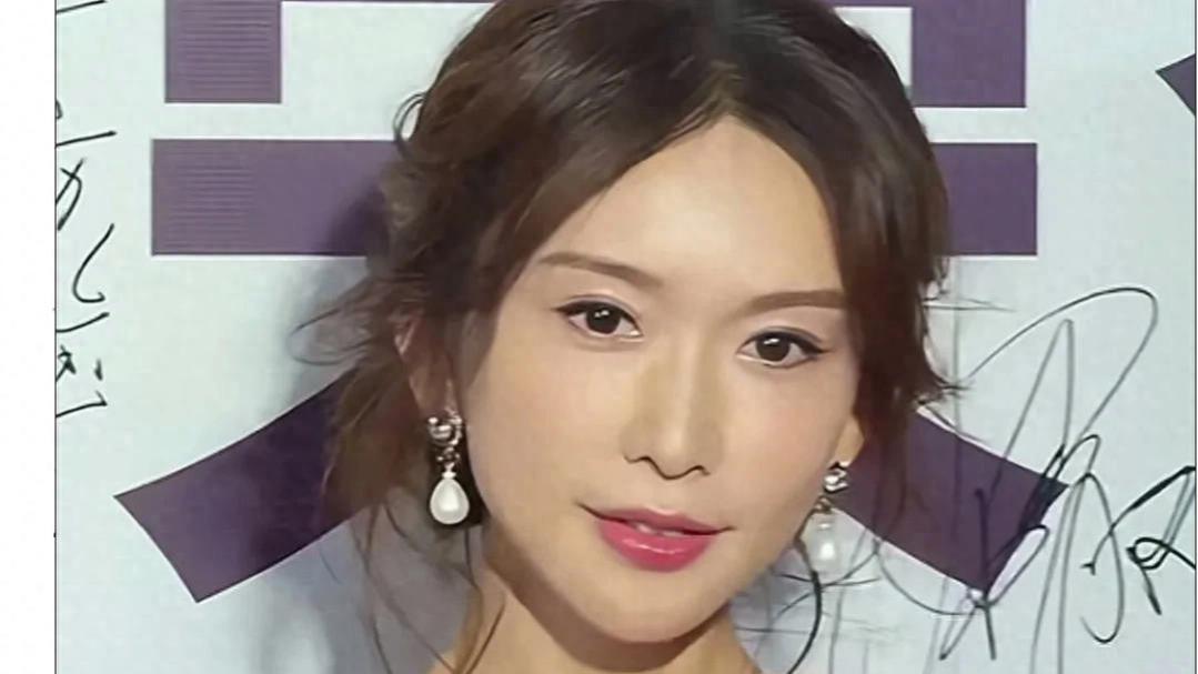 林志玲出席活动畏手畏脚的样子真让人心疼，日子真的和谁过不一样