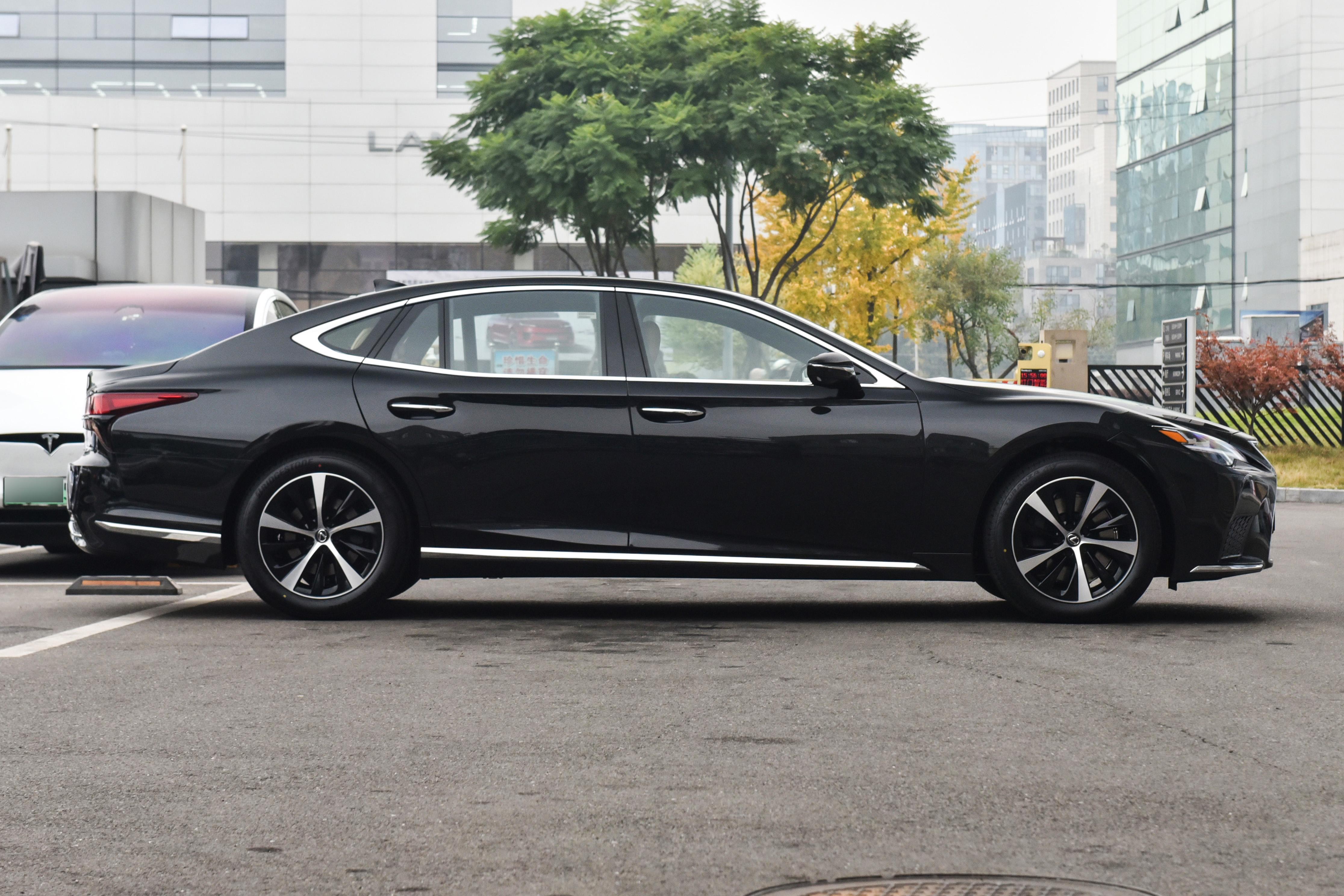 80 万级豪华旗舰对决：奥迪 A8 与雷克萨斯 LS500h，实测差距藏细节