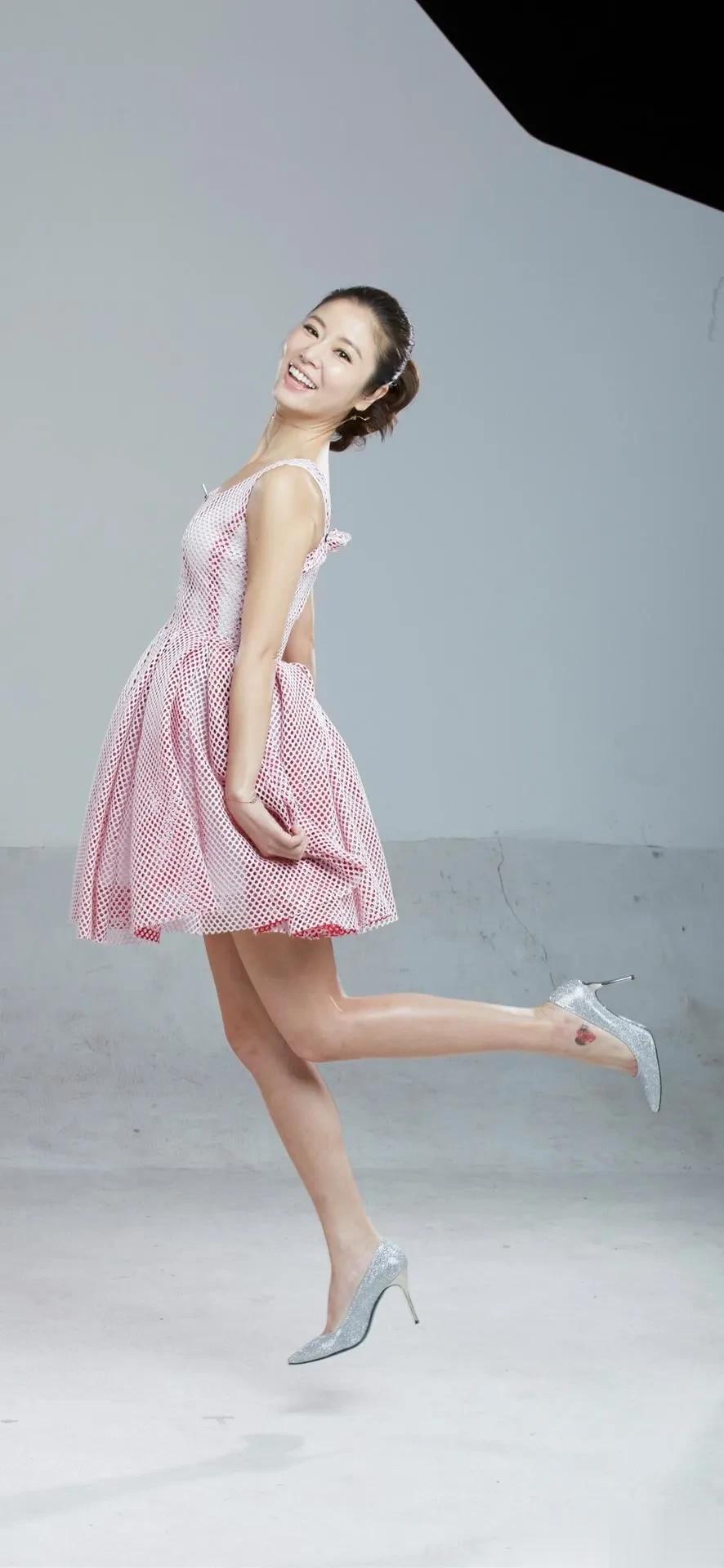 明星写真｜林心如，太萌了！红白格纹裙，蹦跳间美出少女感！