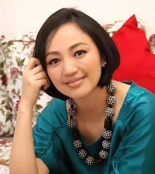 她曾被陈坤陆毅追求，最后却嫁给\丑丈夫\,48岁手握大半个娱乐圈
