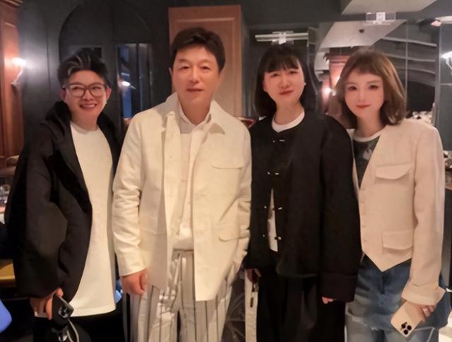 51岁黄渤回家探亲,脸上化浓妆网红感十足,看着年轻秒变小鲜肉