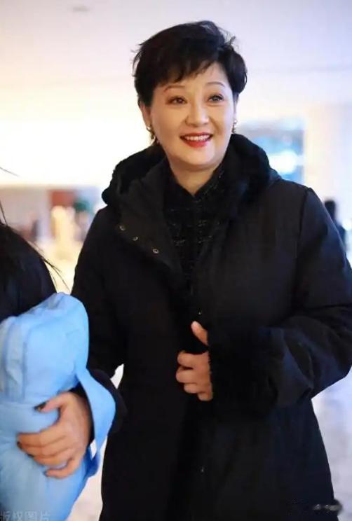 演都不演！徐帆回应离婚传闻后，冯小刚一个举动撕下她的“体面”