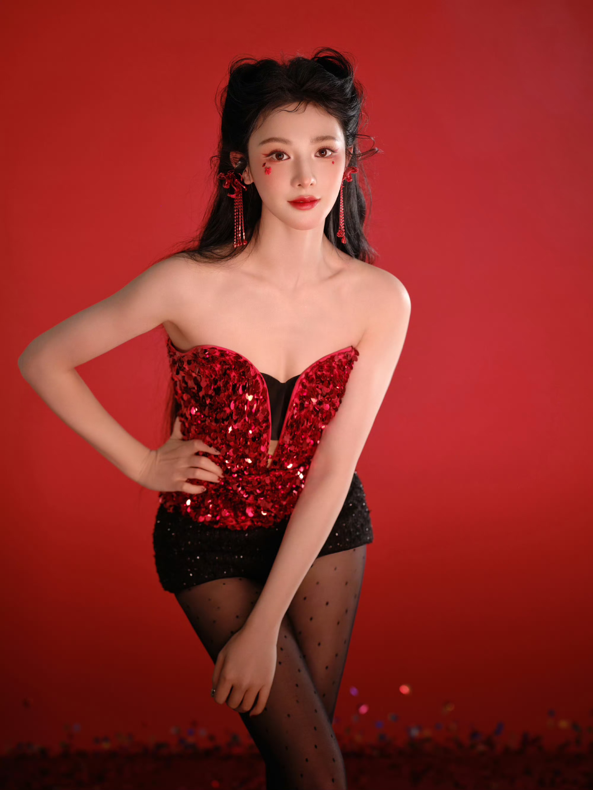 红黑撞色间，解锁彭小苒的性感与棱角