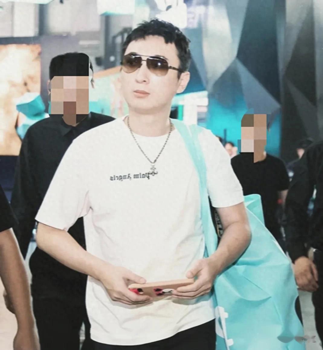 王思聪现身新加坡,带仨美女买衣服被偶遇,网友:和懒懒分手了?