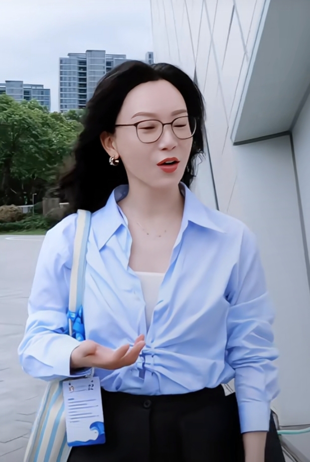 陈数又美出新高度,蓝衬衫配黑裤干练又精致