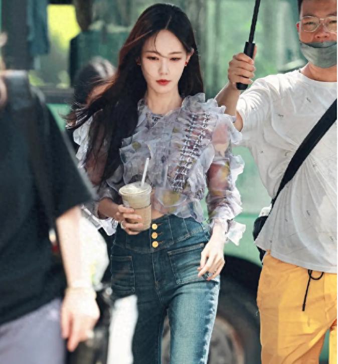 李一桐《美人余》侧颜太惊艳！西装回眸杀好飒，易梦玲像白月光！