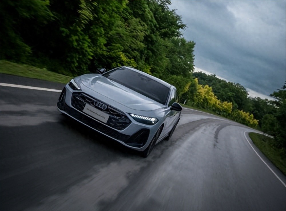 一汽奥迪A5L配备云感座椅与B&O音响,打造静谧座舱