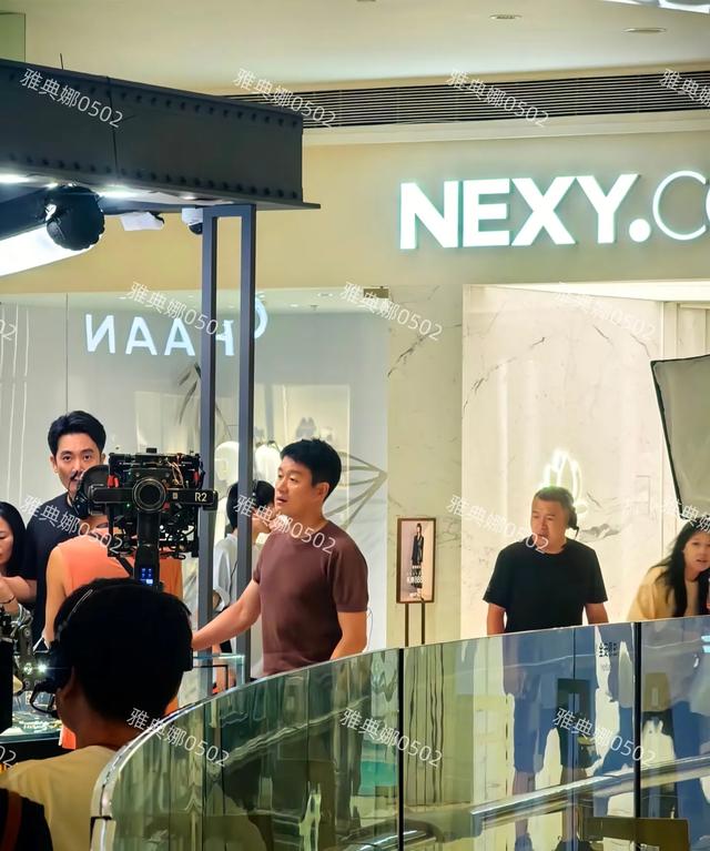 江疏影肿么了？脸很肿发泡感很强，倒是佟大为很年轻样子一直没变