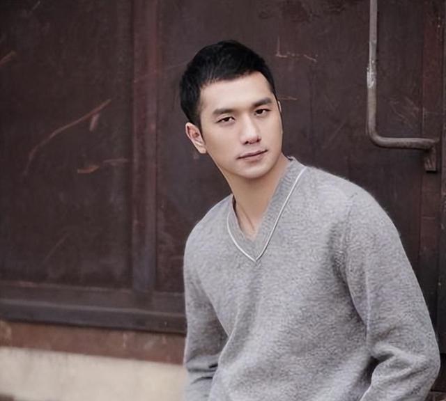 原来她就是黄觉的妻子，身份背景不一般，难怪资源接到手软