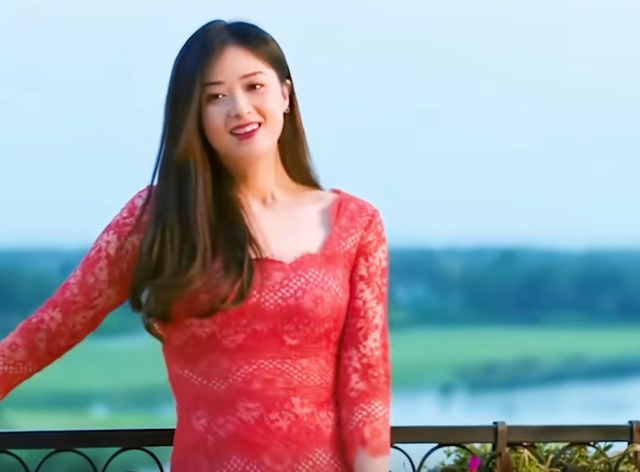 暴瘦脱相美感全无？42岁蒋欣被网友偶遇，近照曝光，确实不如从前