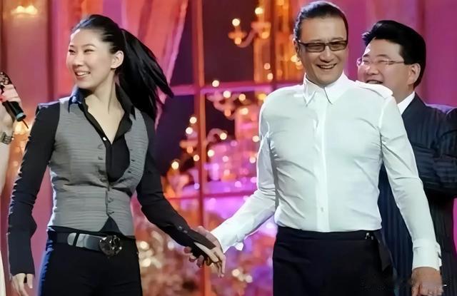 89岁谢贤街头被偶遇，坐着轮椅拿着拐，两名护理看护，晚年不凄凉