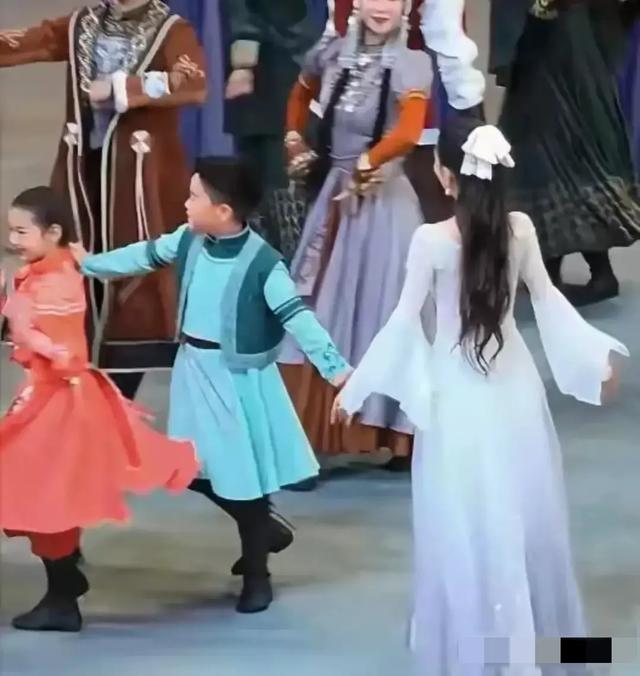 佟丽娅带9岁儿子谢幕，朵朵正脸神似陈思诚，被妈妈养得超棒