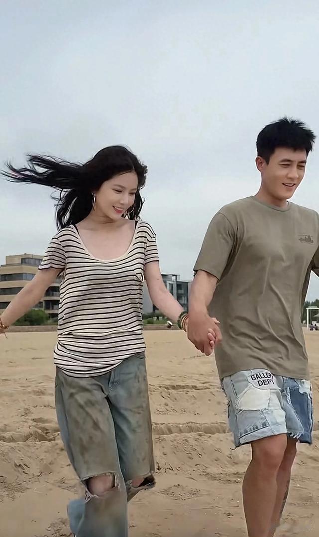 王灿又晒幸福了!与44岁杜淳手牵手海边游玩,两人肤色差好明显