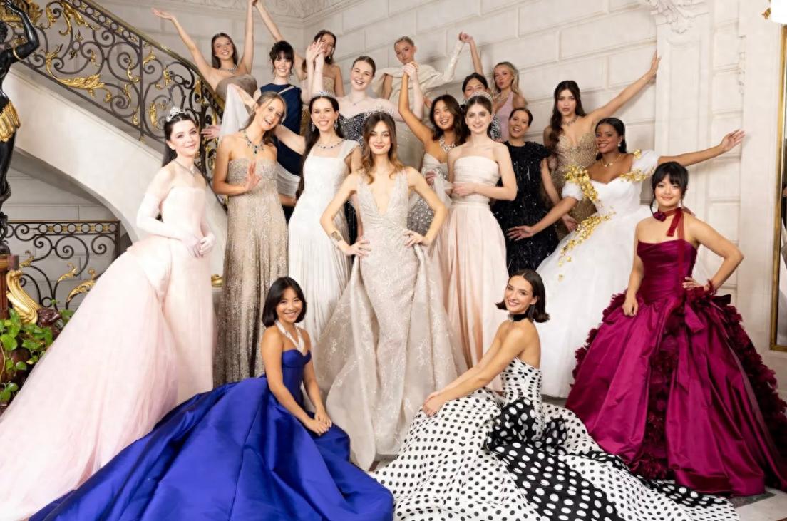 巴黎名媛舞会大合照！陈是知穿宝石蓝礼服戴珍珠项链，贵如真公主