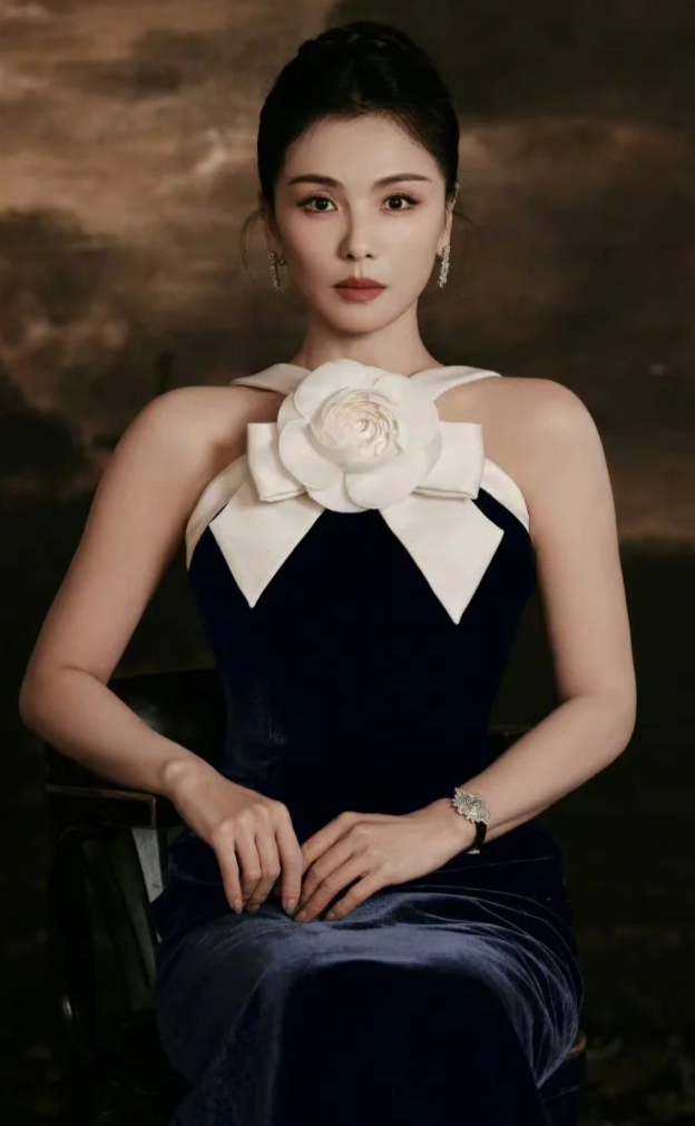 刘涛亮相活动,丝绒礼服配精致盘发,造型复古优雅吸睛