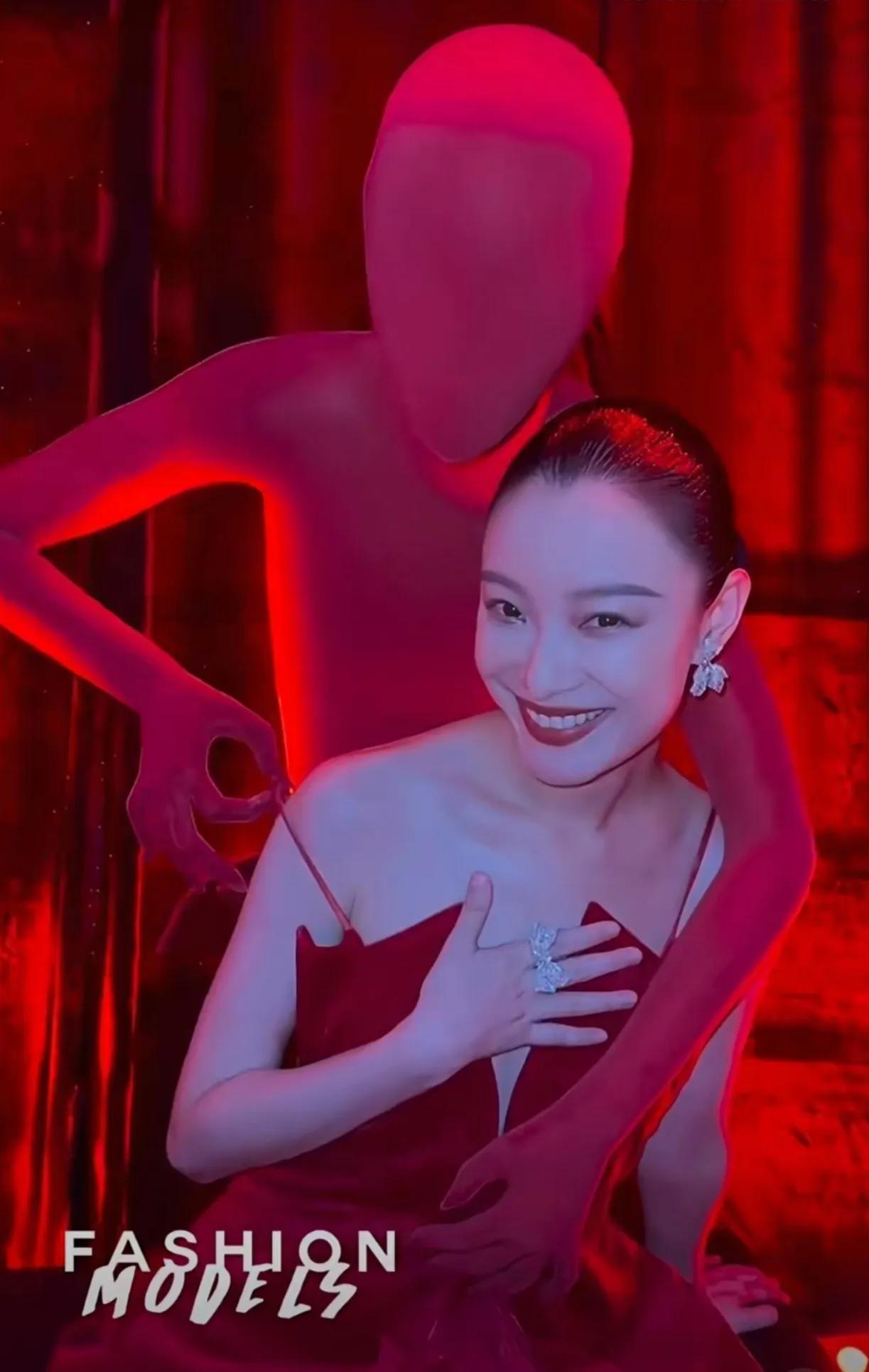 倪妮真是太敢穿,肩带都被“人”扯掉了