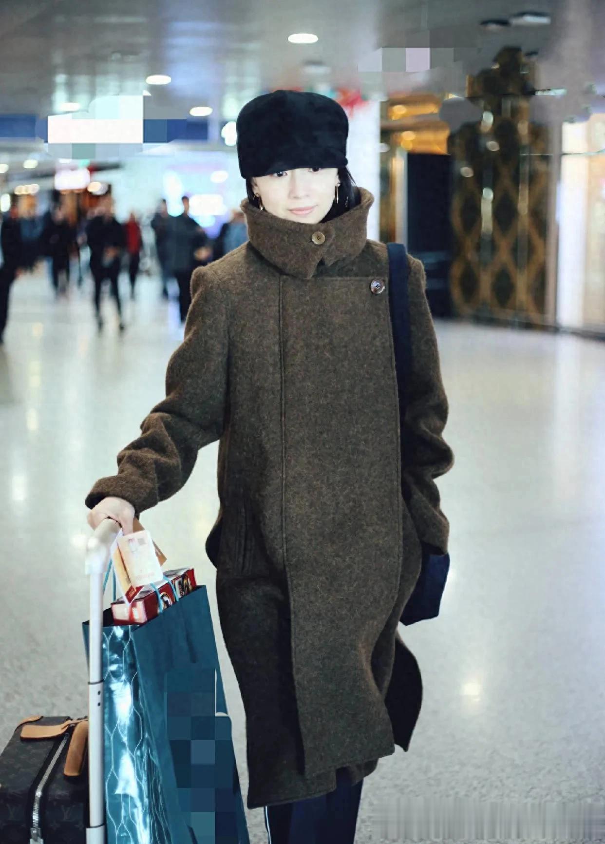 董洁不愧是穿搭高手！深棕大衣+直筒裤+报童帽，时髦又高级！