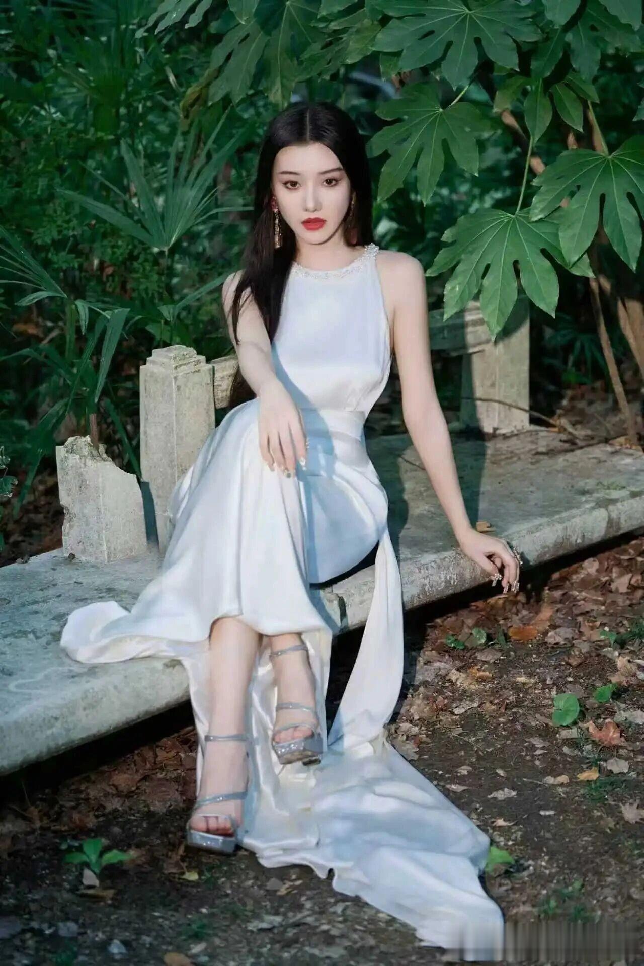 王鹤润一袭长裙气质佳