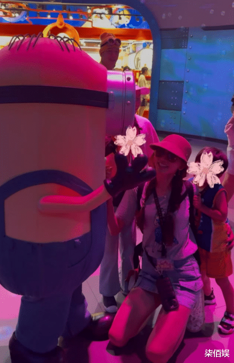 张子萱新加坡被偶遇，真人没网上说的那么少女，眼睛能看出年纪