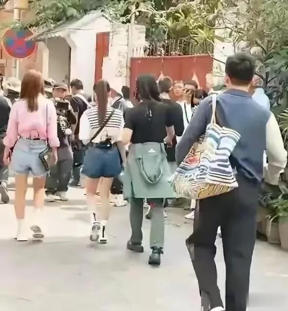 王心凌阿Sa同框太狠！42岁穿百褶裙像高中生 158cm显高公式被疯传