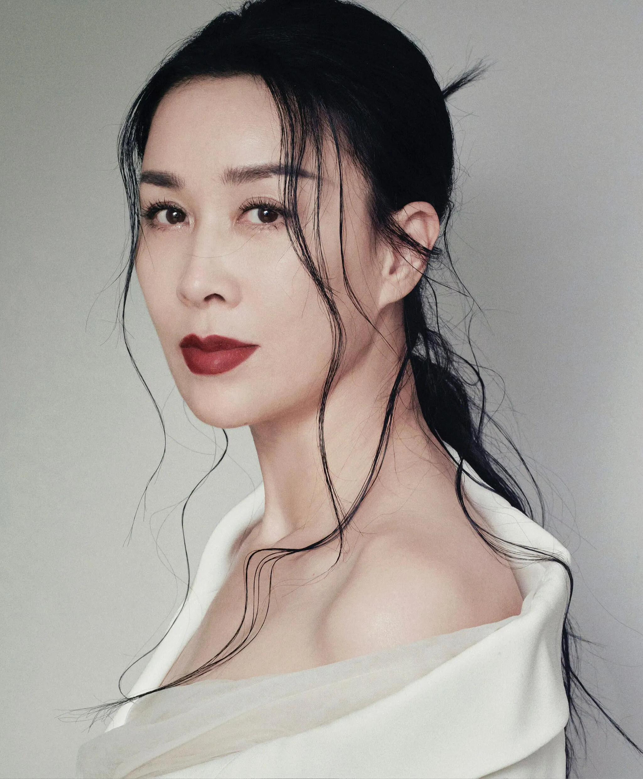 这一夜,巩俐头发白了,朱珠和卡地亚高层跳舞,郭晶晶盘发贵气