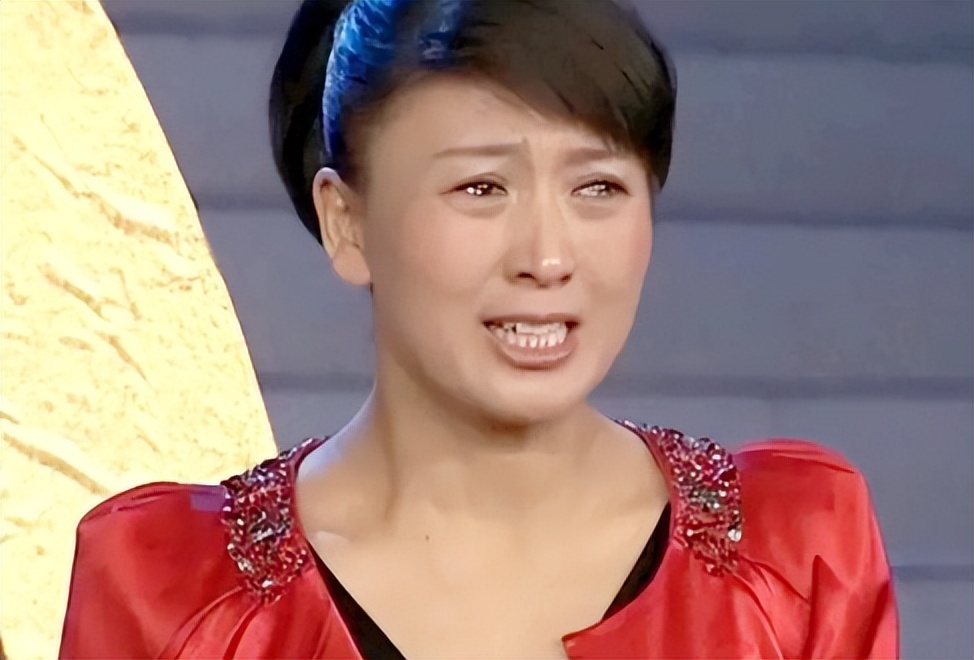 哭穷风波再发酵！一言不发的闫学晶，终究为自己的拎不清付出代价