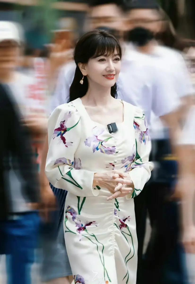 71岁赵雅芝现身西湖,穿白色长裙好女神,一旁的大哥眼神都直了!