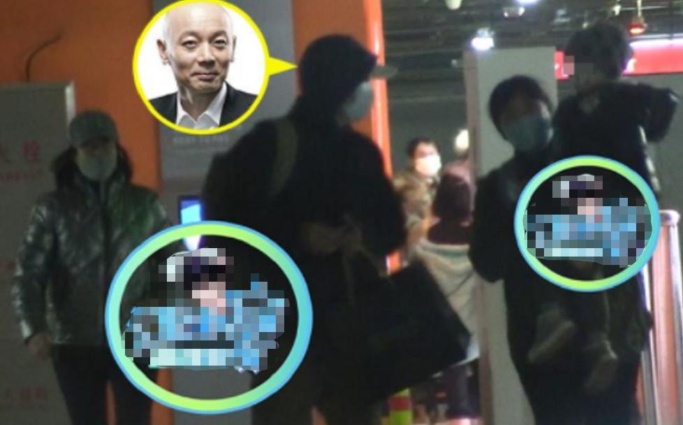 葛优携儿子外出吃饭，小61岁儿子全身照曝光，父子同框温情满满