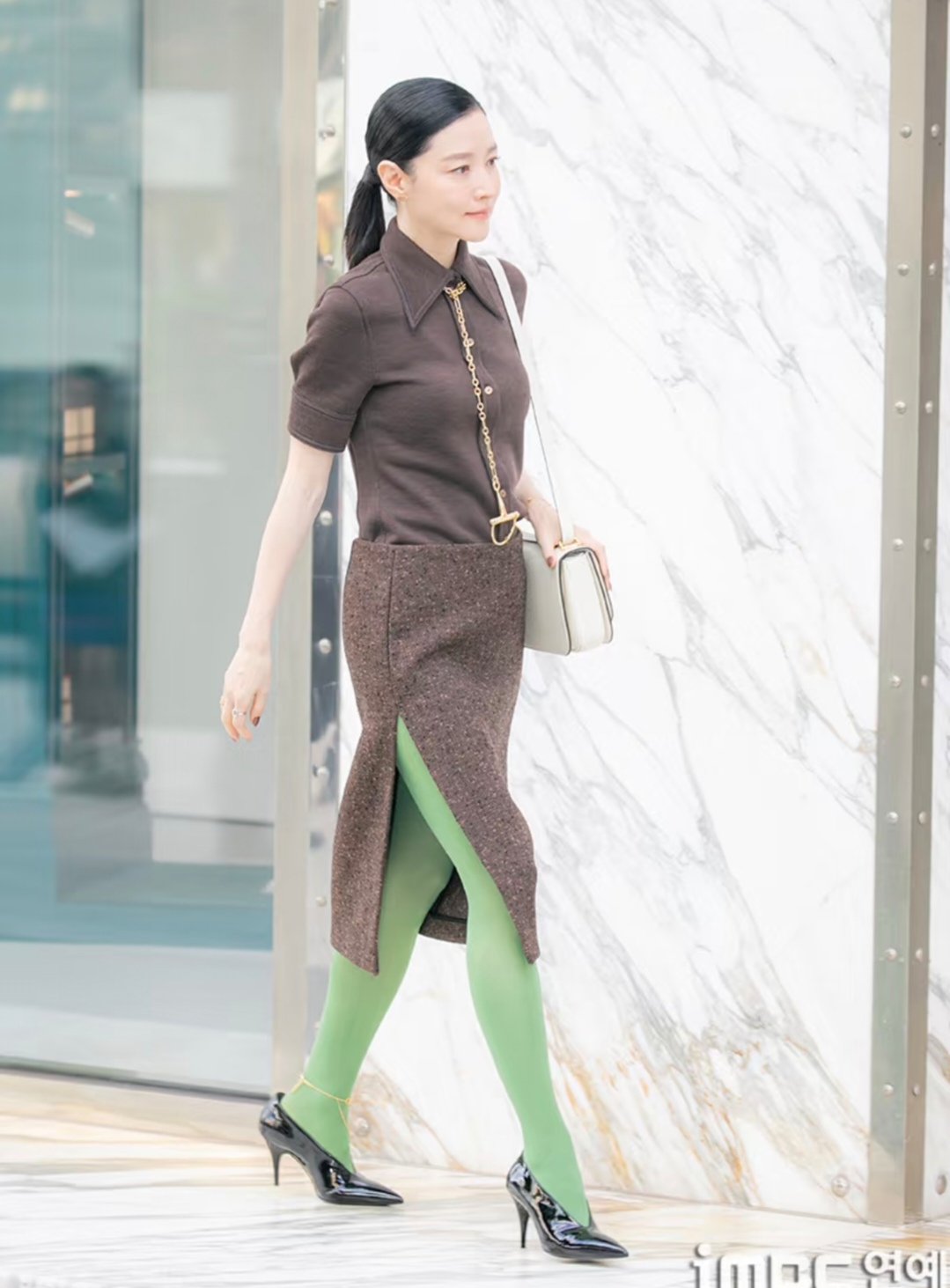 李英爱和企业家老公青岛被偶遇,54岁还是很漂亮,打扮简单又好看